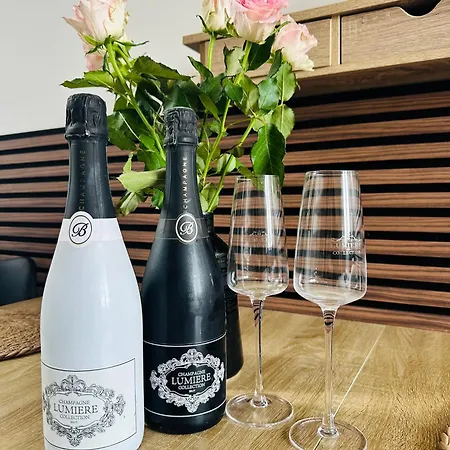 Romantique Avec Jacuzzi Privé - Aperçu - Terrasse - Parking Gratuit Apartamento *